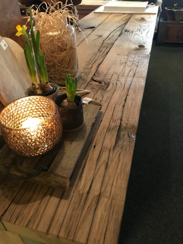 Presentation old oak bar of planed block walls 6cm thick in home store