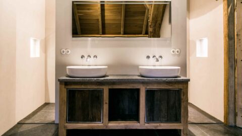 Presentatie badkamer meubel oud eiken met betonnen blad en twee moderne wasbakken