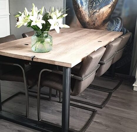 Presentation dining table of planed wagon planks with 6 chairs and flowers