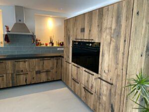 Presentatie van keuken gehele keuken van panelen met hoge onderdelen