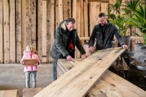 Beratung zu Paneelen im alten Holzschuppen