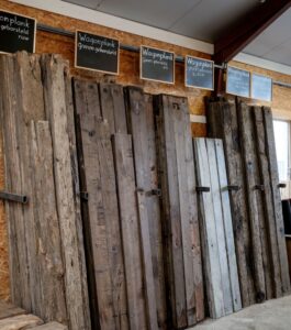 Präsentation verschiedener Kiefernholzbretter im alten Holzschuppen
