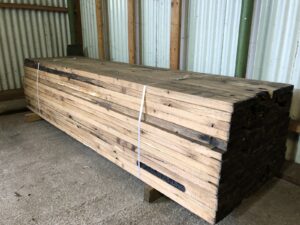 Pakket geschaafde wagonplanken in de oud houtloods