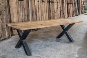 Presentation table of planed wagon planks 4 cm with black steel x-foot
