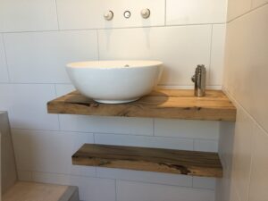 Toilettenschrank aus gehobelten Wagendielen mit Brunnen und Wasserhahn