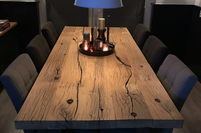Präsentationstisch aus gehobelten Waggonbrettern mit Lampe und Stühlen