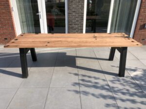 tuintafel van geschaafde hardhouten wagonplanken in tuin