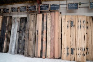 Presentatie van verschillende hardhouten wagonplanken in de oud houtloods