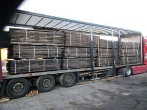 Lastwagen mit Paketen von Hartholz-Waggonbrettern