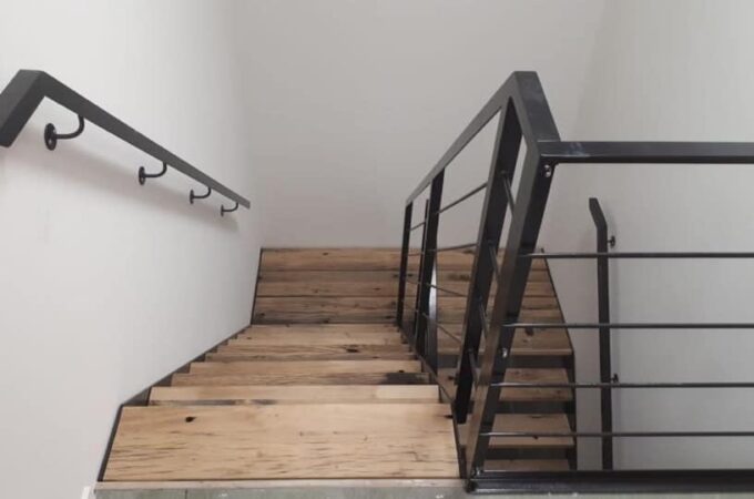 Treppe gehobelte Eichenbohlen Stahlgeländer