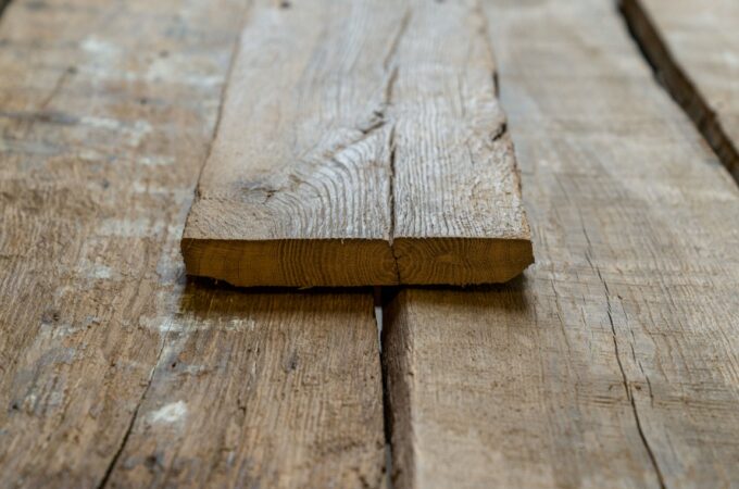 Presentatie van geborstelde barnwood eiken plank