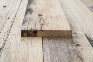 Presentatie van blokwand geschaafd 3cm dik in oud hout loods