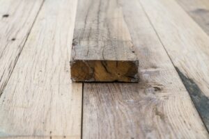 Presentatie van blokwand geschaafd 6cm dik in oud hout loods