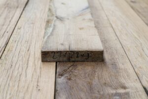 Presentatie van blokwand geschaafd 5cm dik in oud hout loods
