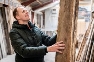 Barnwood eiken hout uitzoeken in oud hout loods