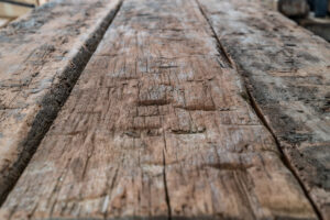 Presentatie van tafel van 3 meerpaalkappen met ruwe uistraling in close-up
