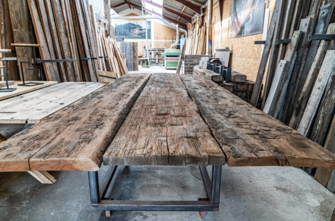 Presentatie van een meerpaalkappen tafel met stalen onderstel in de oud hout loods.