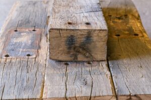 Presentatie van eiken spoorbiels gestraald in oud hout loods