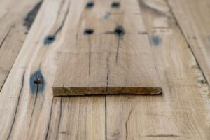 Presentantie van eiken geschaafde spoorbielsplank 2cm in oud hout loods