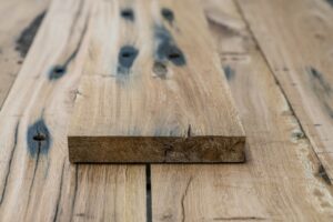 Presentantie van eiken geschaafde spoorbielsplank 4cm in oud hout loods