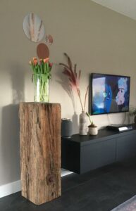 Präsentation eines Ankersockels in einem Wohnzimmer