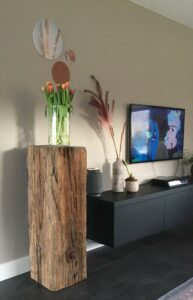 Presentation of a lake pole pedestal in living room