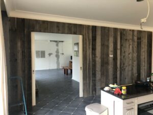 Presentatie van met barnwood fichte beklede muur