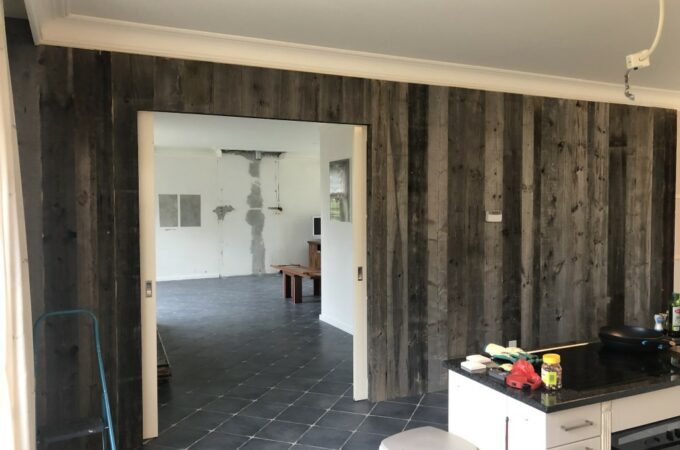 Presentatie van met barnwood fichte beklede muur