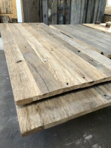 Presentatie geborsteld tafelblad van blokwanden in de oud houtloods
