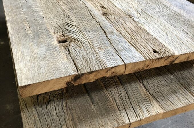 Presentatie van barnwood eiken tafelbladen in de oud houtloods