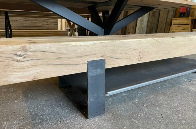 Presentatie van een eikenhouten tv meubel van geschaafde spoorbielzen