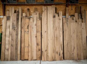 Präsentation der verschiedenen Größen von gehobelten Blockwänden im alten Holzschuppen