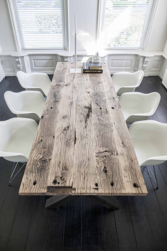 Presentation of planed wagon planks table 4cm thick in modern interior with chairs