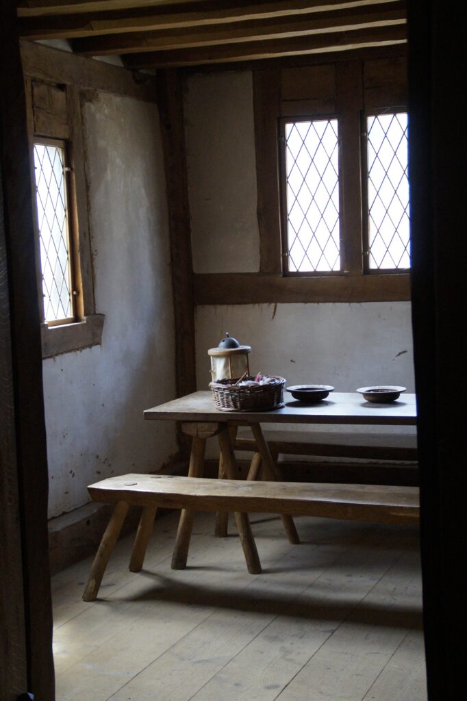 Presentatie van tafel oud eiken in traditionele setting